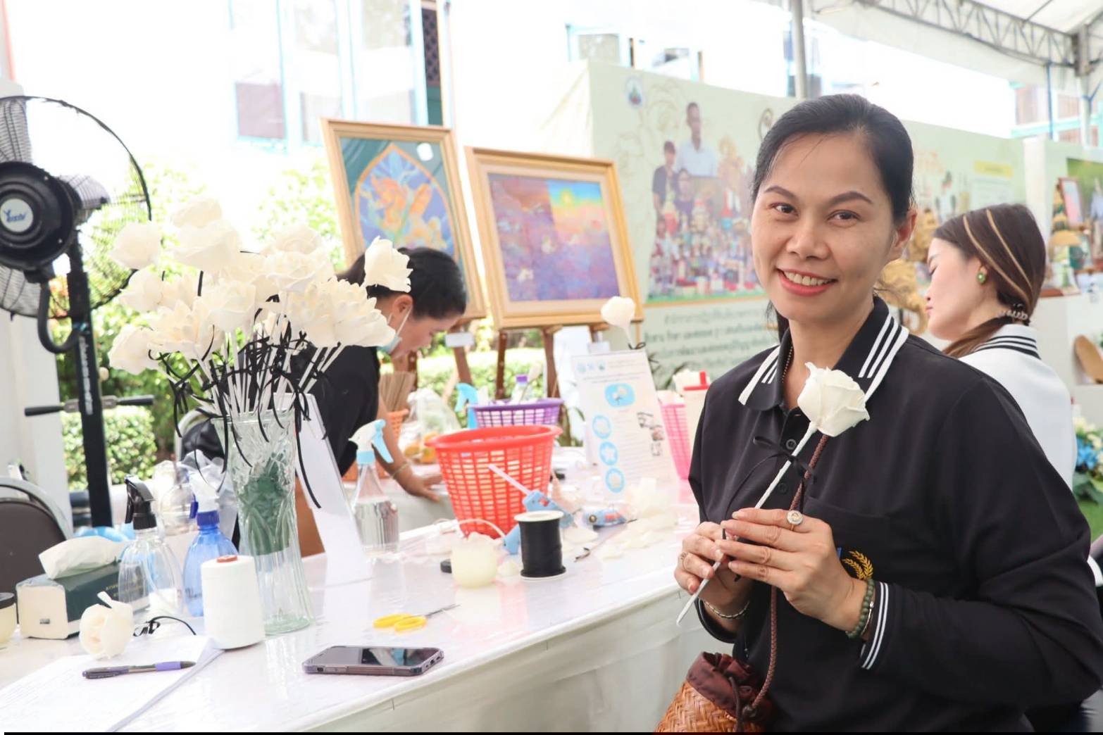 title - รัฐมนตรีว่าการกระทรวงเกษตรและสหกรณ์ พร้อมด้วยคณะผู้บริหาร ส.ป.ก. เข้าเยี่ยมชมโซนกิจกรรมฝึกอาชีพ Workshop งานศิลปหัตถกรรม (ศพส.) กิจกรรมจัดขึ้นภายใต้งาน วันคล้ายวันสถาปนาครบรอบ 51 ปี ส.ป.ก. ณ สำนักงานการปฏิรูปที่ดินเพื่อเกษตรกรรม